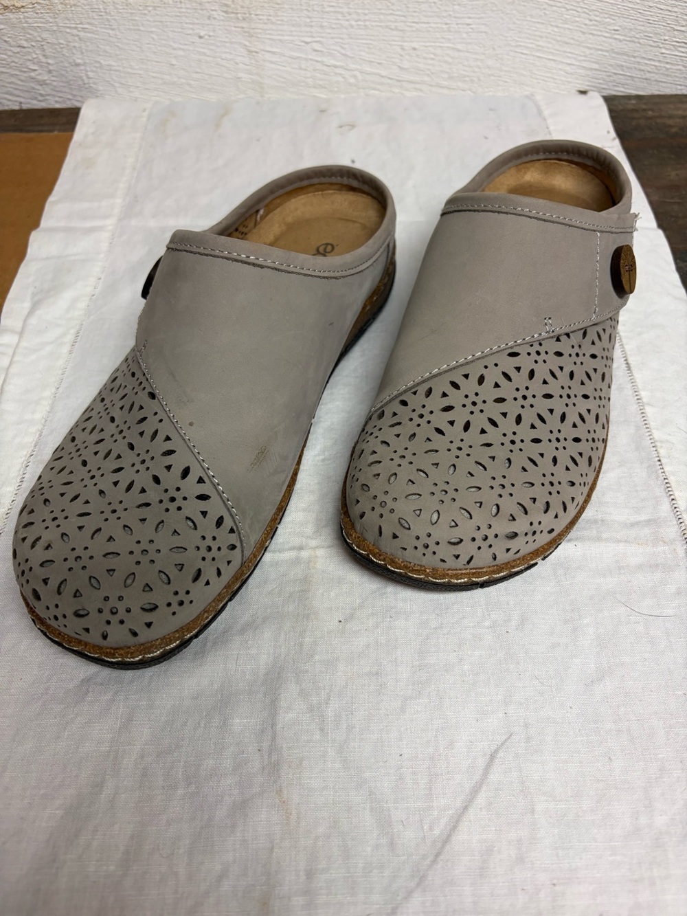 Earth Erinn taupe seeded clogs Size 6.5